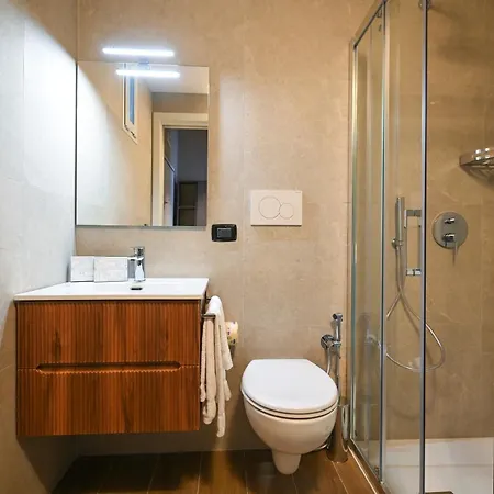 Me Too Exclusive - Interno 7 Бари